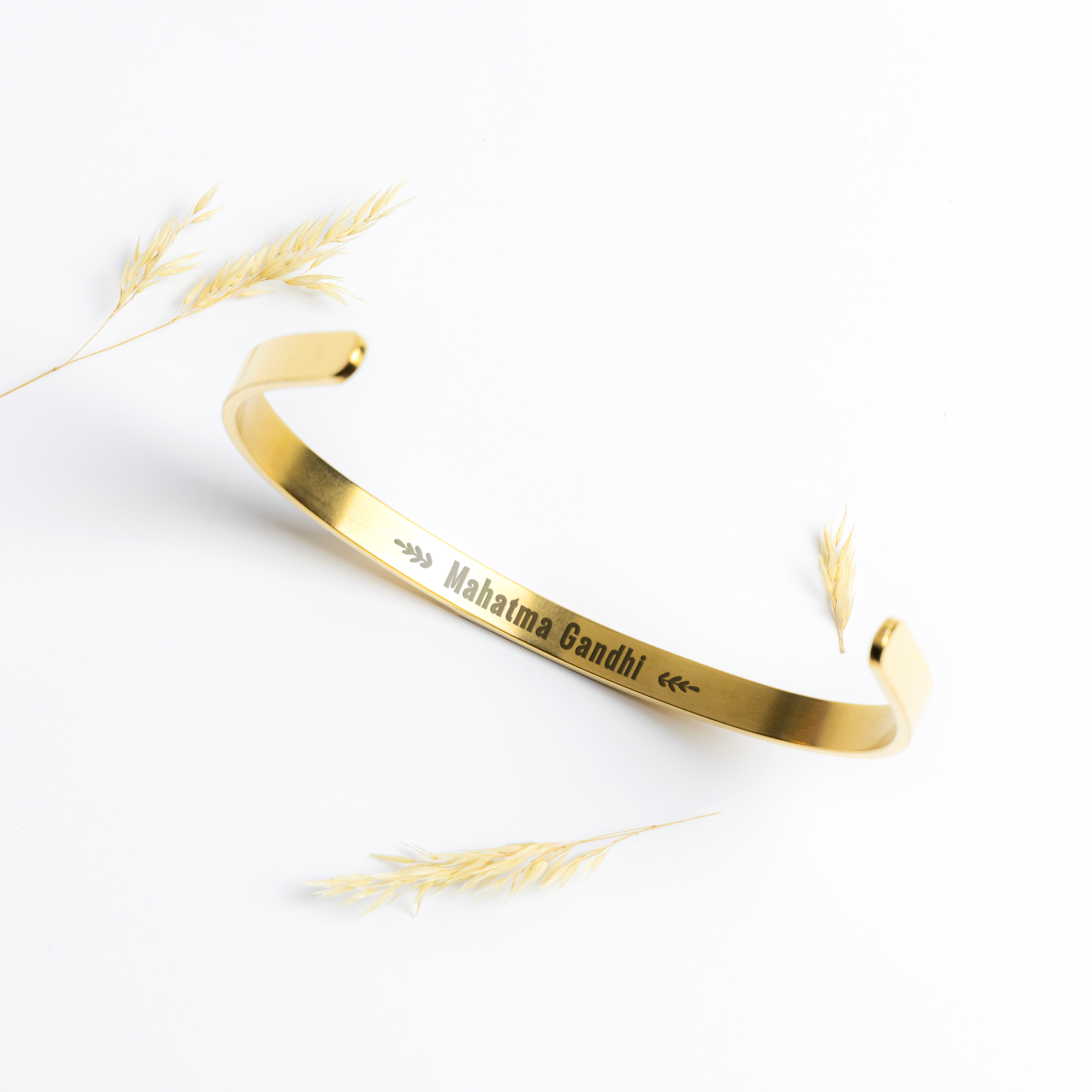 Be_The_Change_Bracelet_Gold_Lifestyle_01_Mockup.png