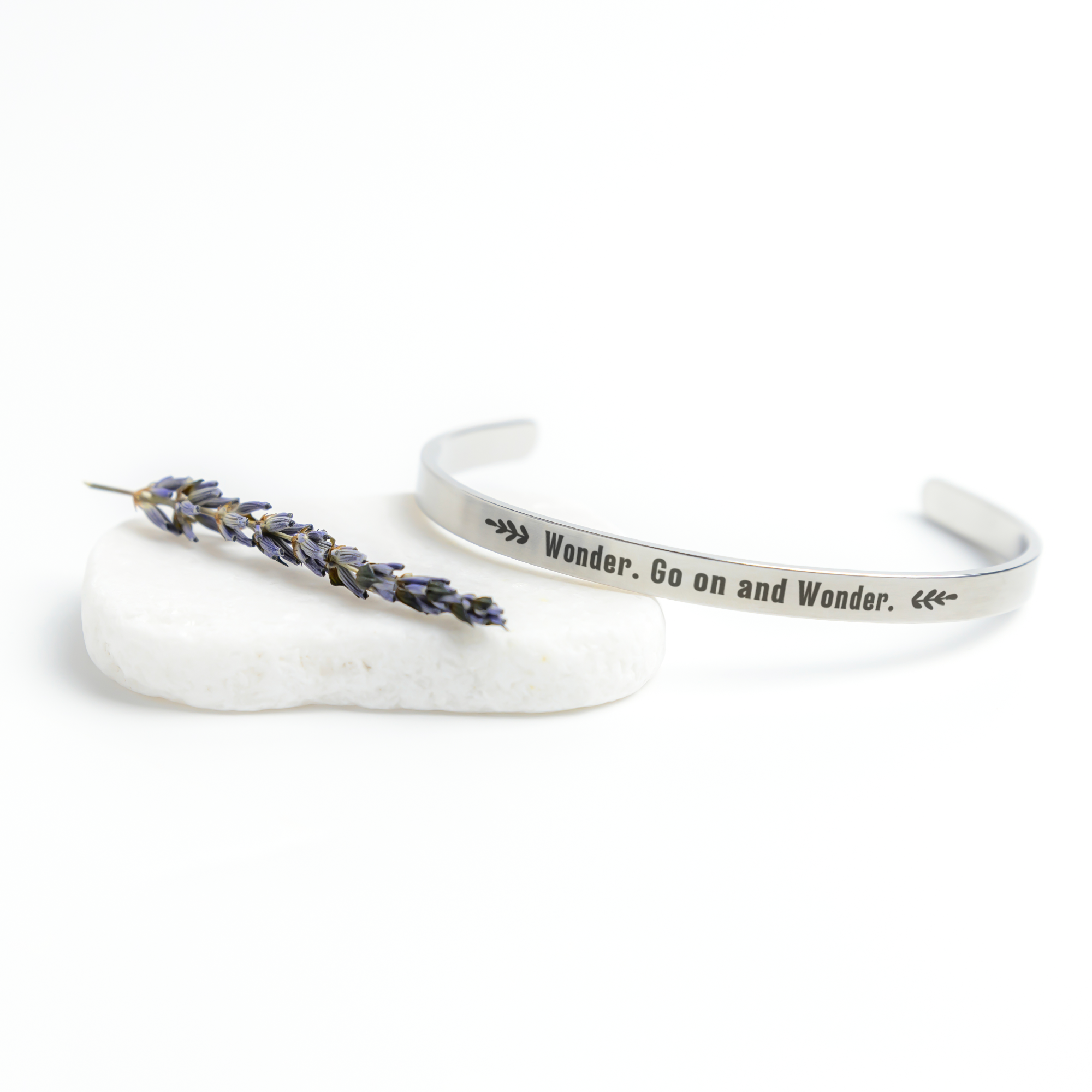 Go_on_and_Wonder_Bracelet_Silver_Lifestyle_03_Mockup.png