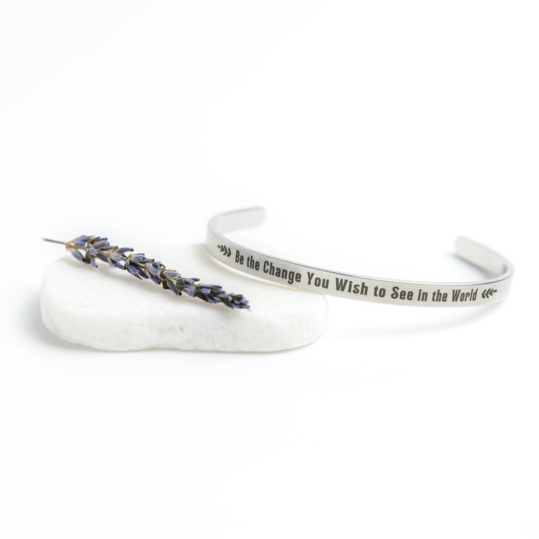 Be_The_Change_Bracelet_Silver_Lifestyle_03_Mockup.png