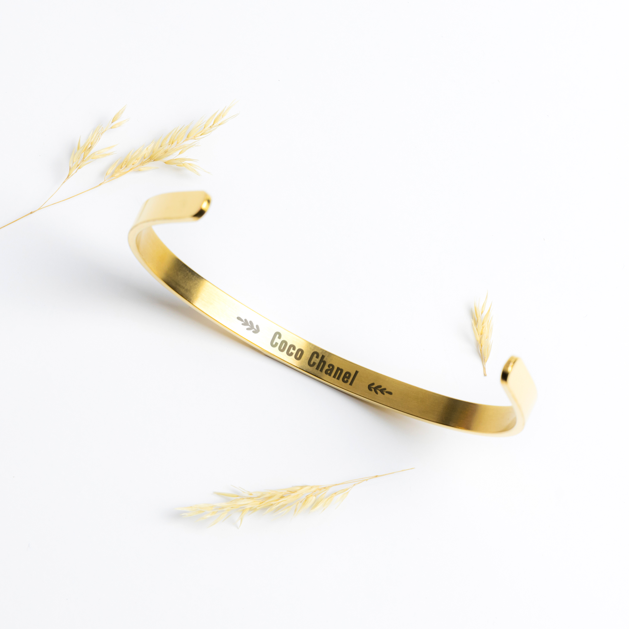 Beauty_is_Being_Yourself_Bracelet_Gold_Lifestyle_01_Mockup.png