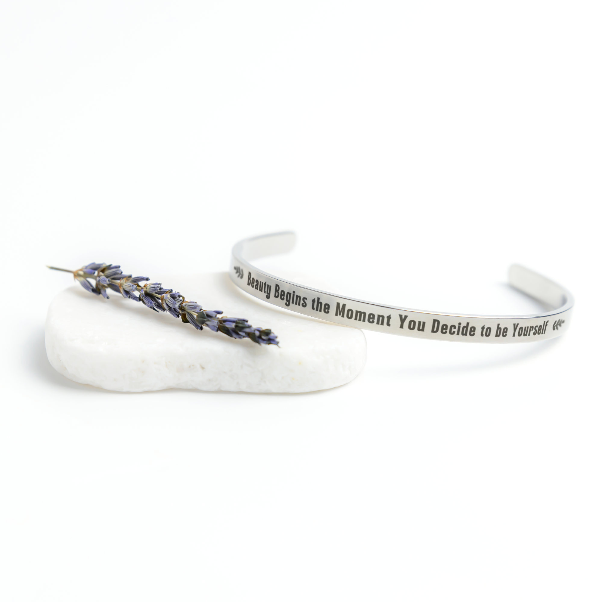 Beauty_is_Being_Yourself_Bracelet_Silver_Lifestyle_03_Mockup.png