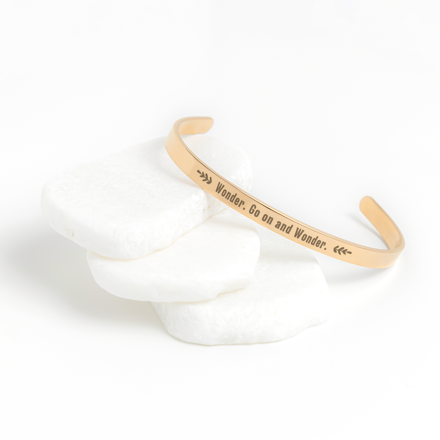 Go_on_and_Wonder_Bracelet_Rose_Gold_Lifestyle_02_Mockup.png