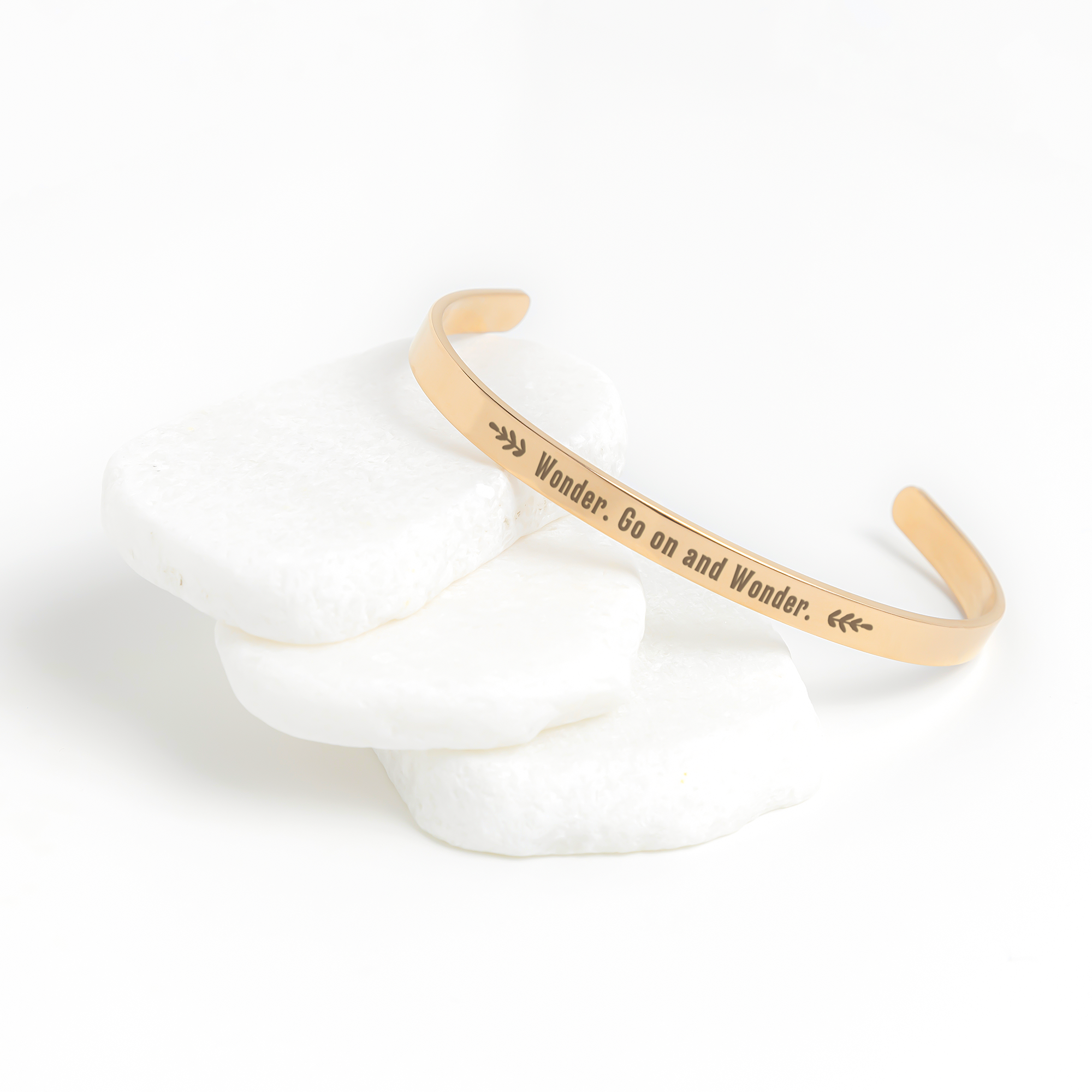Go_on_and_Wonder_Bracelet_Rose_Gold_Lifestyle_02_Mockup.png
