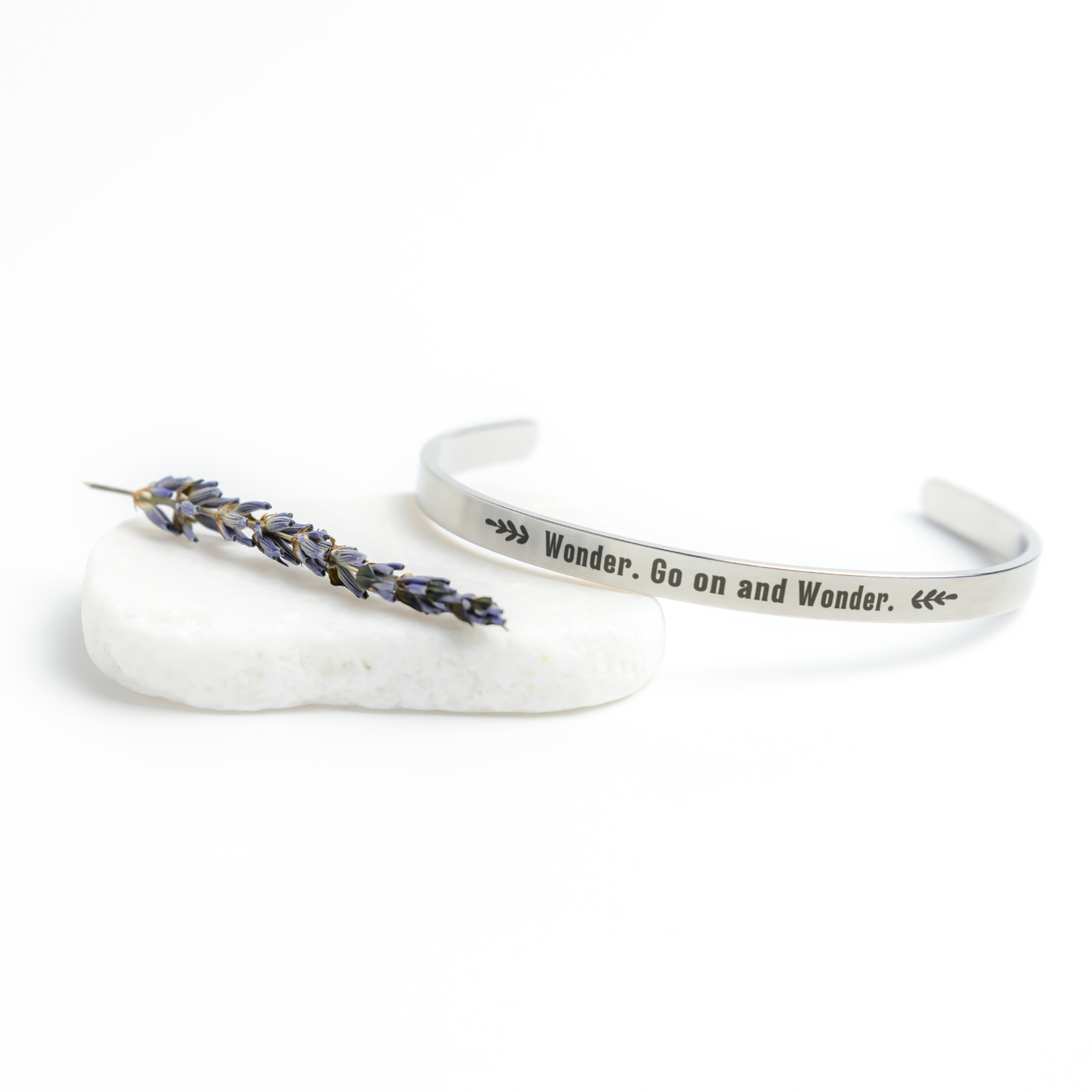 Go_on_and_Wonder_Bracelet_Silver_Lifestyle_03_Mockup.png